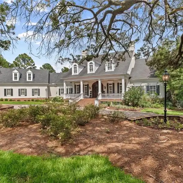 SOUTHERN ELEGANCE ON 33 ACRES BY LAKE
