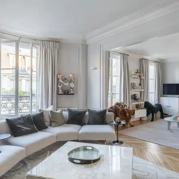 ELEGANT FULL-FLOOR APARTMENT