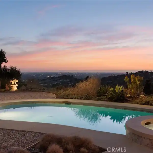ARCHITECTURAL HILLTOP RETREAT