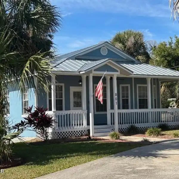 CHARMING COASTAL KEY-WEST-STYLE RETREAT
