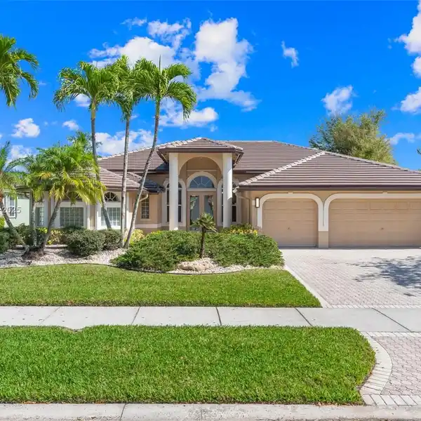 GORGEOUS WATERFRONT POOL HOME IN THE HEART OF CORAL SPRINGS