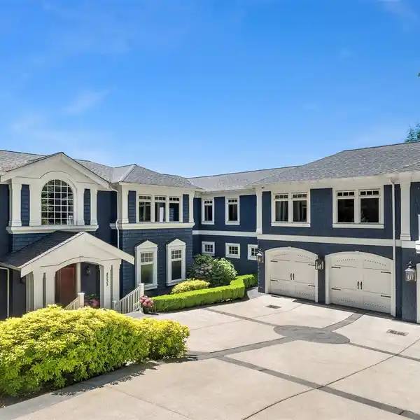 AN EXCEPTIONAL WATERFRONT LIFESTYLE