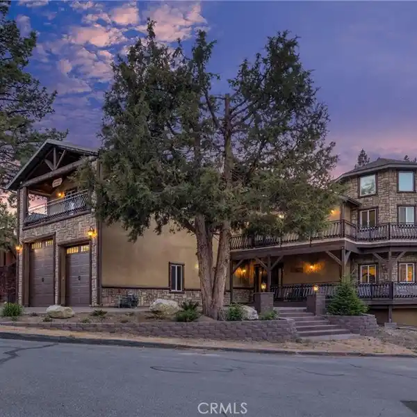 EXQUISITE MOUNTAIN RETREAT IN TRANQUIL NEIGHBORHOOD