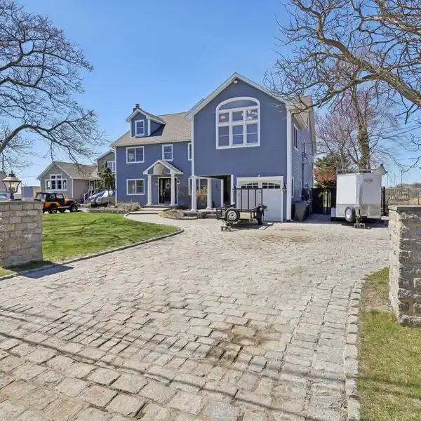 BEAUTIFUL HOME ON A DEEP WATER CREEK