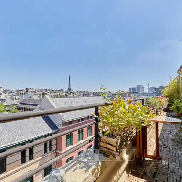 SEVENTH-FLOOR APARTMENT WITH A LARGE BALCONY