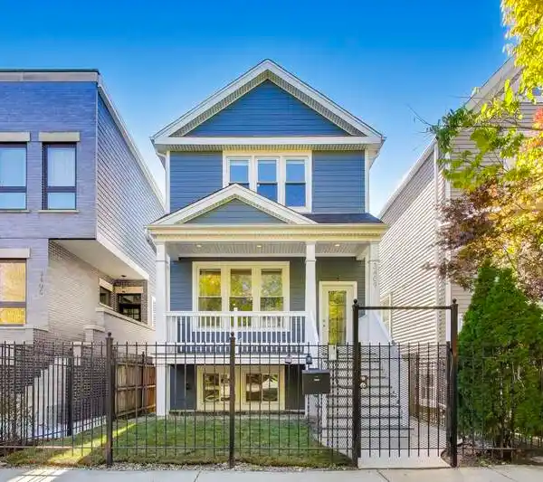 MODERN HOME WITH EXPANSIVE OUTDOOR LIVING