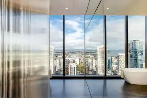 Manhattan-Style Luxury with Stunning Harbour Views