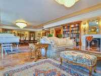 ELEGANT AND SPACIOUS RESIDENCE