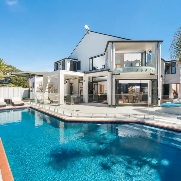 MAJESTIC ELEGANCE MEETS RESORT-STYLE LIVING