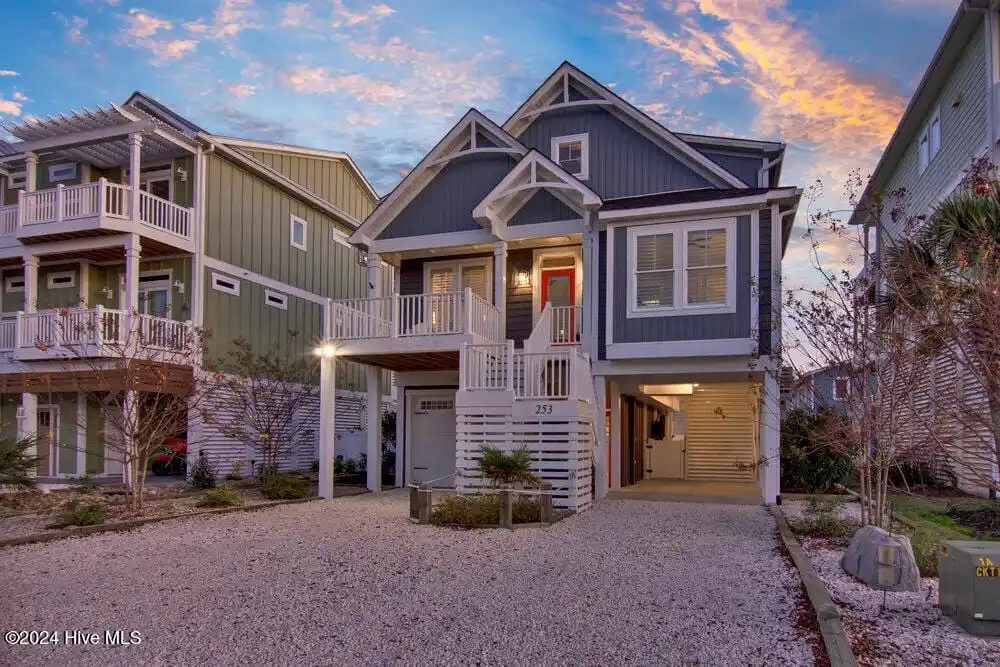 Where Ocean Waves Meet the Comfort and Luxury of Modern Living