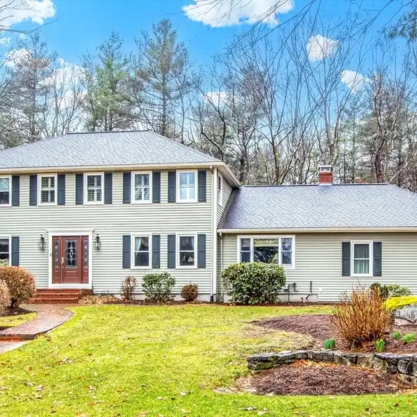 BREATHTAKING COLONIAL WITH A DISTINCTIVE LOOK