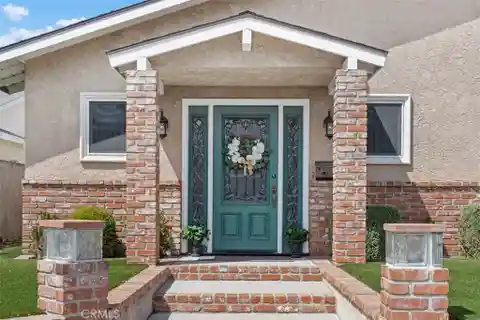 Beautifully Maintained Home Backing to the Navy Golf Course