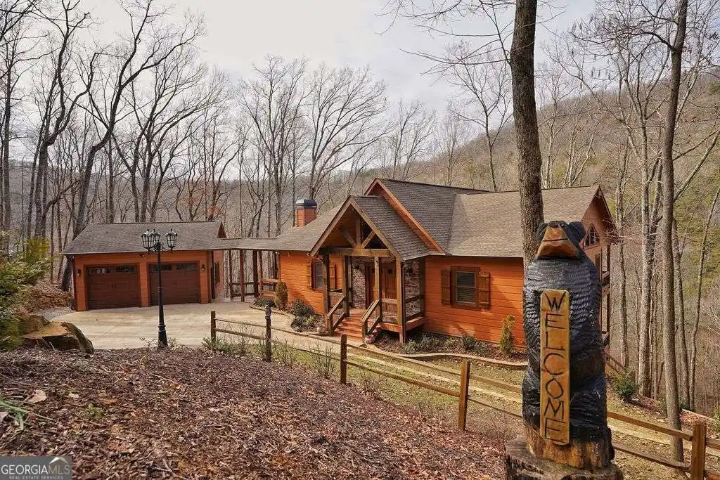 Exquisite and Charming Mountain Home