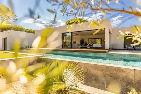 Architect-Designed Villa in the Heart of the Vineyards