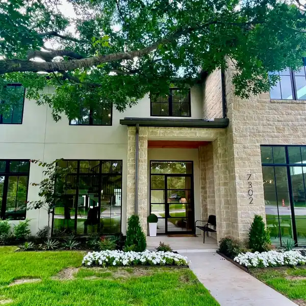 STRIKING NEW CONSTRUCTION HOME