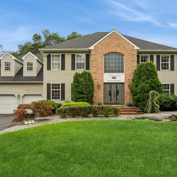 SPACIOUS OPEN PLAN HOME WITH A BACKYARD OASIS