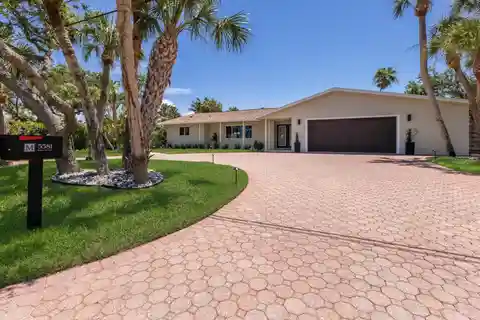 Modern Siesta Isles Oasis Near the Beach