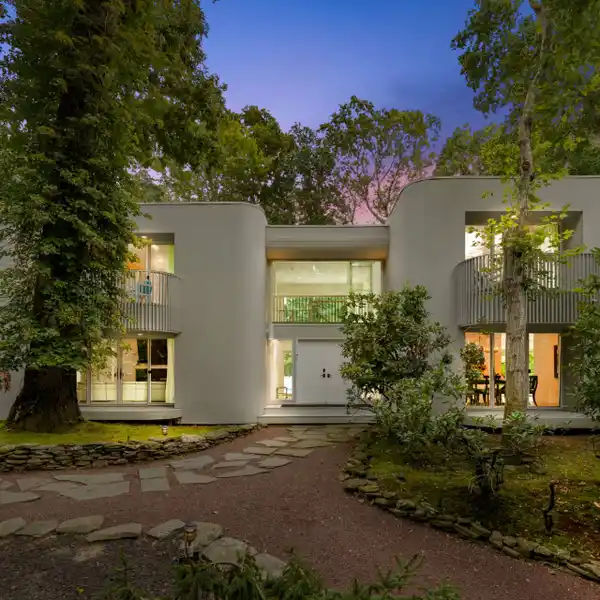 CHIC AND SOPHISTICATED FIVE BEDROOM RENTAL