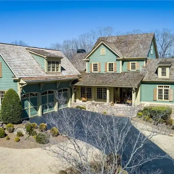 EXCEPTIONAL RESIDENCE IN CHESTATEE ON LAKE LANIER