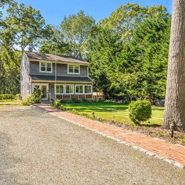CHARMING QUOGUE HAVEN WITH REFINED COASTAL ELEGANCE