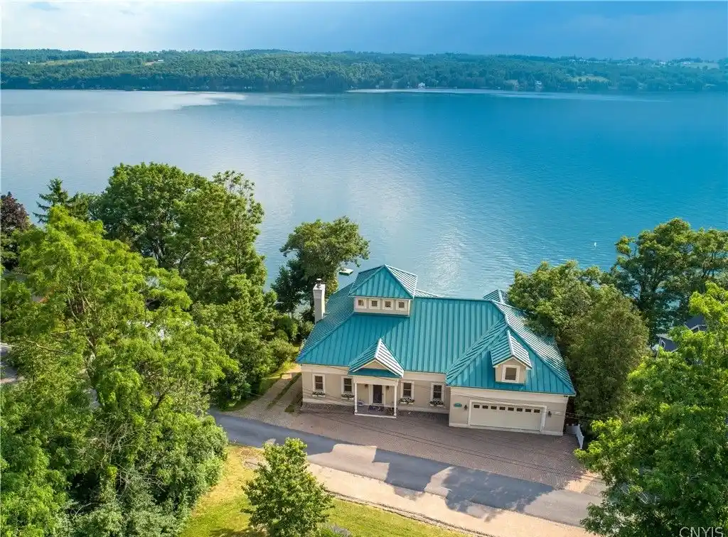 Well-built Home to Enjoy All Seasons