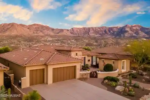 Outstanding Property with Panoramic Mountain Views