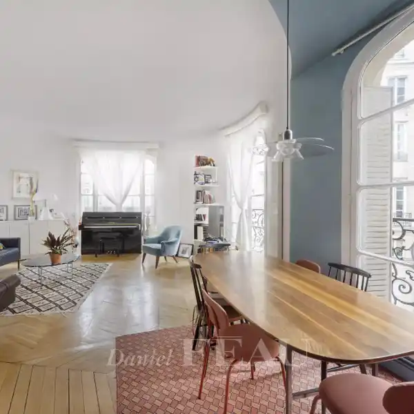 GORGEOUS SECOND DISTRICT APARTMENT
