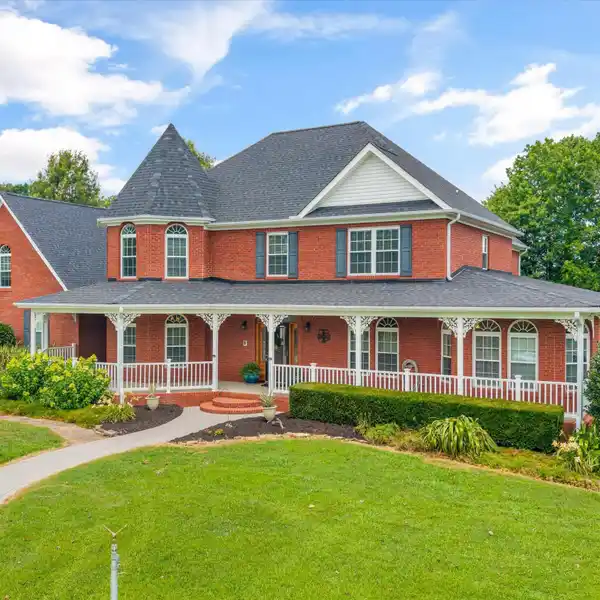 TIMELESS FARMHOUSE-STYLE RETREAT