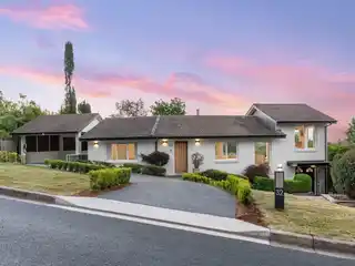 Elevated Sanctuary with Iconic Canberra Views