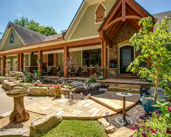 ONE-OF-A-KIND LUXURY ESTATE IN LOUDON