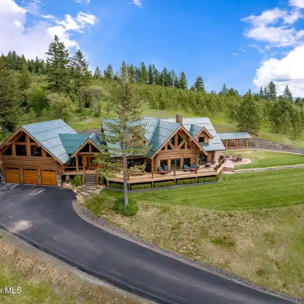 SPECIAL HIGH-END LOG HOME