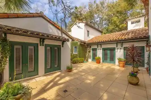 Spacious Five Bedroom Cottage in Ocean Forest
