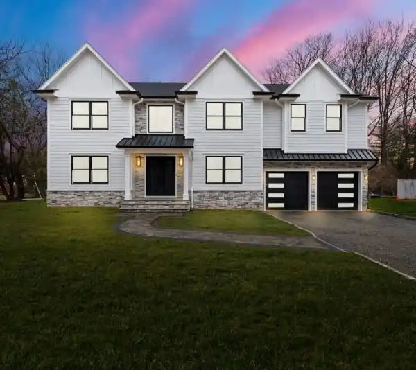 LUXURIOUS NEW CONSTRUCTION HOME