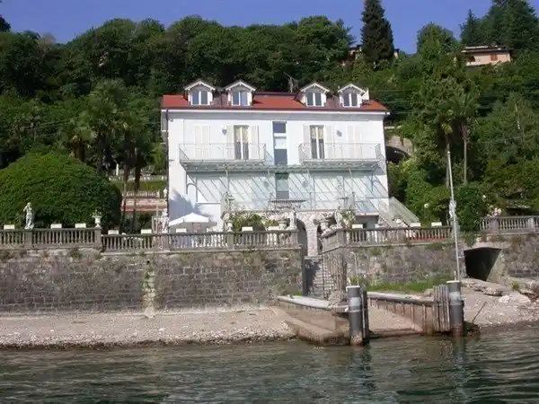 HISTORIC VILLA WITH DIRECT ACCESS TO THE LAKE