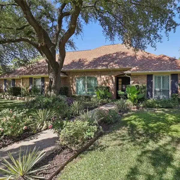 LOVELY HOME IN THE PRIVATE SCHOOL CORRIDOR