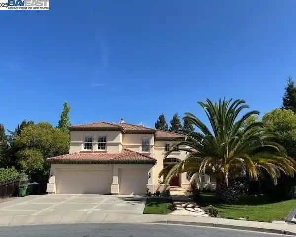 TROPHY HOME IN PRESTIGIOUS VINTAGE GROVE