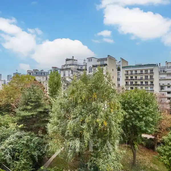 SPACIOUS SOUTH-FACING APARTMENT WITH 31 SQM TERRACE