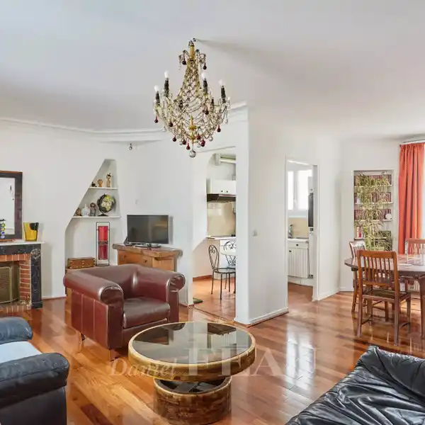 CLASSIC PARISIAN ELEGANCE IN PRIME LOCATION