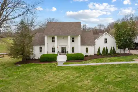 Exceptional Estate in Sought-after Nestledown Farms