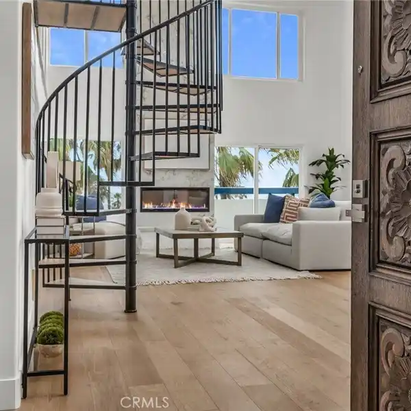 RARE PENTHOUSE RETREAT ABOVE THE PACIFIC