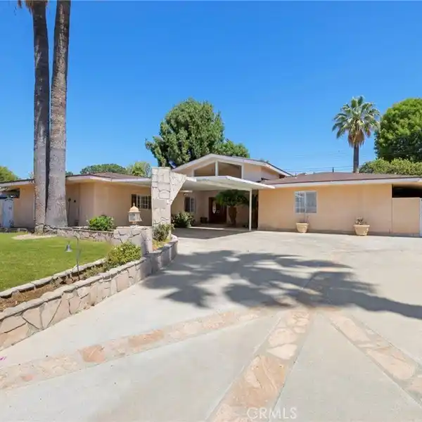 UNIQUE HOME WITH ENDLESS POSSIBILITIES
