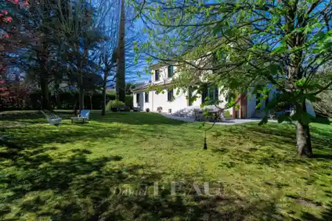 Peaceful Tuscan-style Property