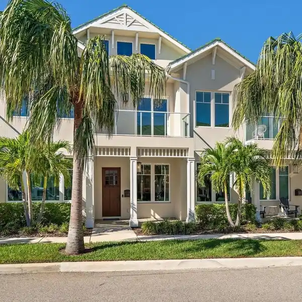 BELLEVIEW PLACE EXCLUSIVE LUXURY CARRIAGE HOME