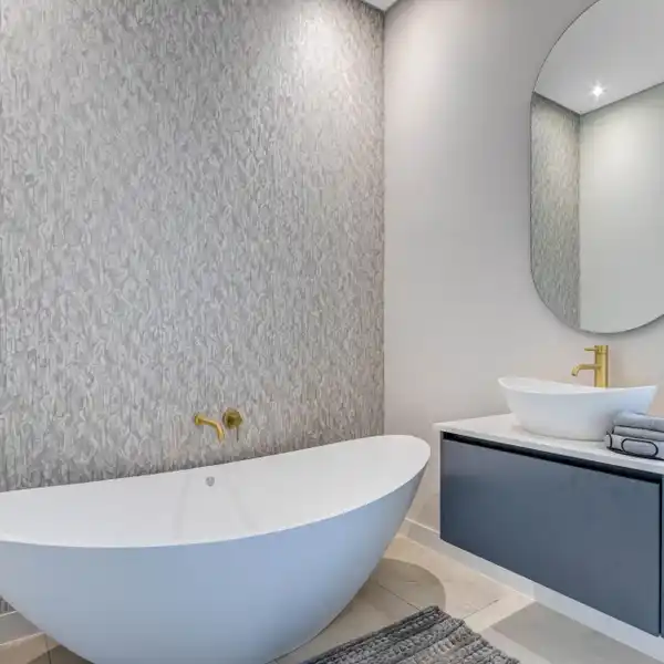 ENERGY-EFFICIENT FAMILY HOME WITH POOL