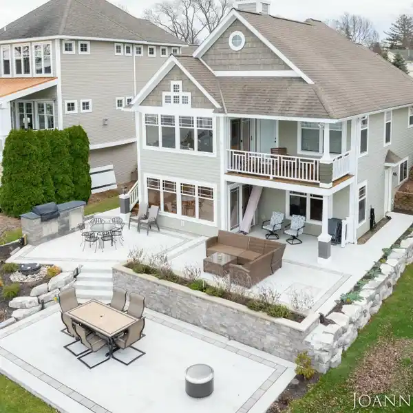 LAKEFRONT LIVING AT ITS BEST
