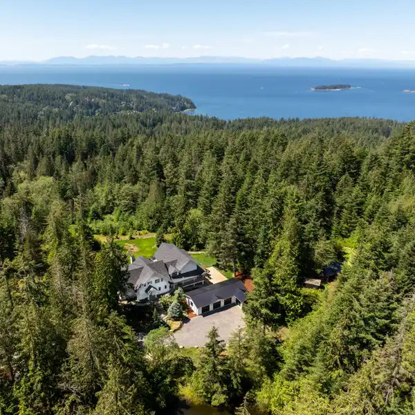 COUNTRY ESTATE SPRAWLING NEARLY TEN ACRES