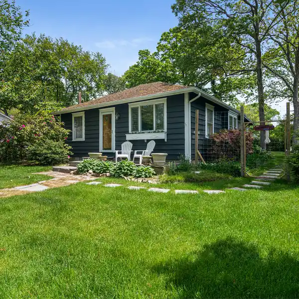 CHARMING BUNGALOW WITH COZY CABANA