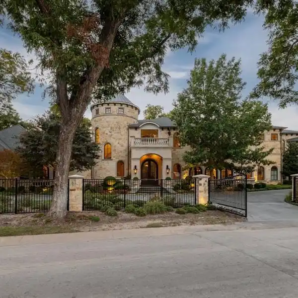 MAJESTIC LUXURY IN CUL-DE-SAC HOME