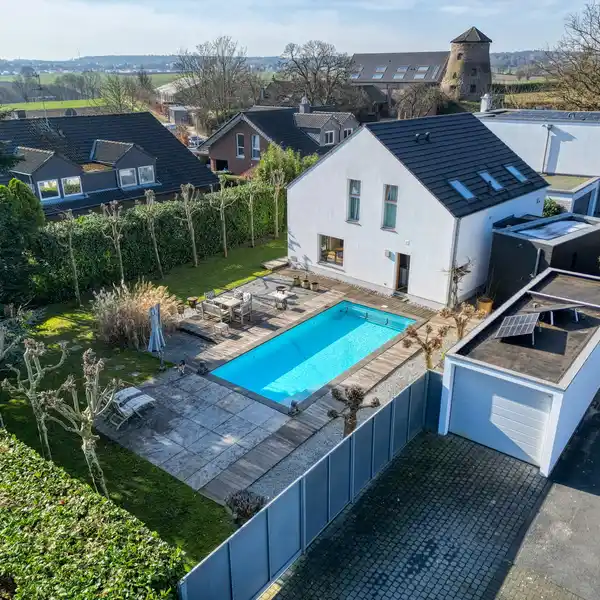 EXCLUSIVE ARCHITECT-DESIGNED HOUSE