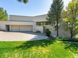 Modern Architecture with Expansive Views
